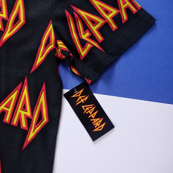 2019 NWT Def Leppard Graphic Band Shirt - Picture 4 of 5